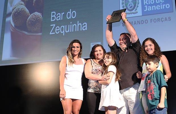 A ginasta Jade Barbosa entrega o pr&ecirc;mio de Melhor Petisco ao Bar do Zequinha, do Morro Dona Marta<br>