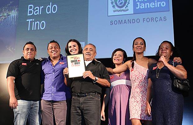 A apresentadora Glenda Kozlowski entrega o pr&ecirc;mio de Melhor Vista ao Bar do Tino<br>