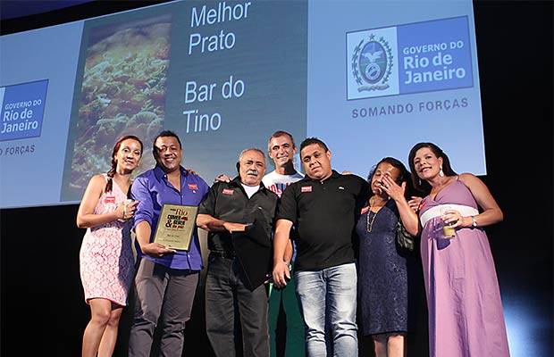 O carnavalesco Paulo Barros entrega o pr&ecirc;mio de Melhor Prato ao Bar do Tino<br>