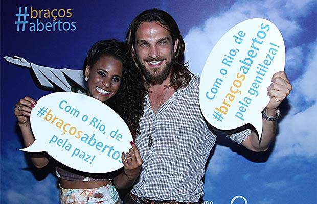 O ator Igor Rickli posa com a mulher, Aline Wirley, em aopio ao projeto Rio de Bra&ccedil;os Abertos<br>