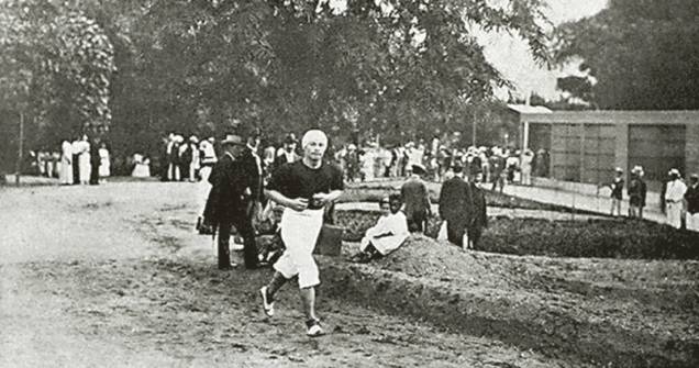 O antigo Jardim Zoológico, em Vila Isabel, também atraía esportistas, como revela este corredor flagrado em 1914. Por lá também eram realizadas corridas de velocípede e partidas de futebol. O antigo Jardim Zoológico, em Vila Isabel, também atraía esportistas, como revela este corredor flagrado em 1914. Por lá também eram realizadas corridas de velocípede e partidas de futebol.