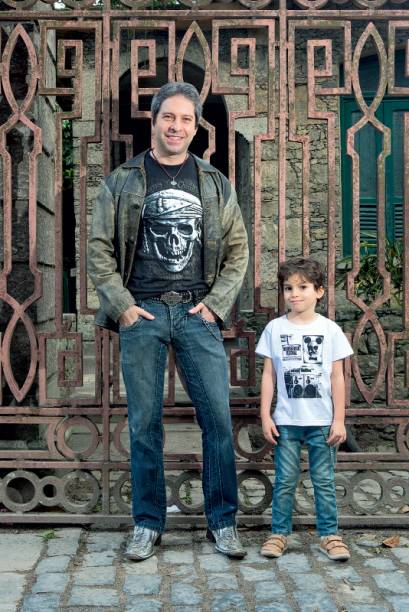 Eduardo Duarte (42 anos): louco por rock,o designer gr&aacute;fico faz quest&atilde;o de apresentar sua paix&atilde;o ao filho Patrick (5 anos), que j&aacute; copia o jeito de vestir do pai.