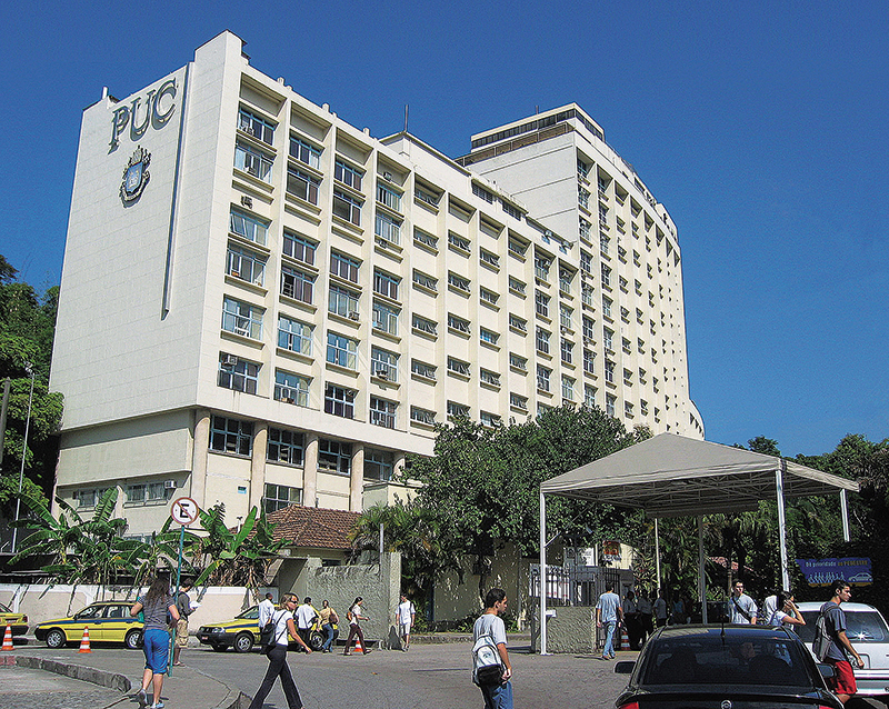 Filho de diarista é aprovado em 1º lugar em Direito na PUC-Rio