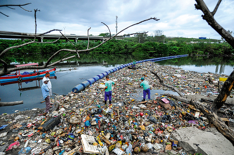 Após polêmica, Governo do Estado anuncia novas ecobarreiras na baía