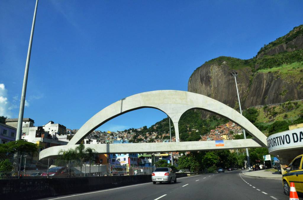 Autoestrada Lagoa-Barra terá nome de Mac Dowell, promete Crivella