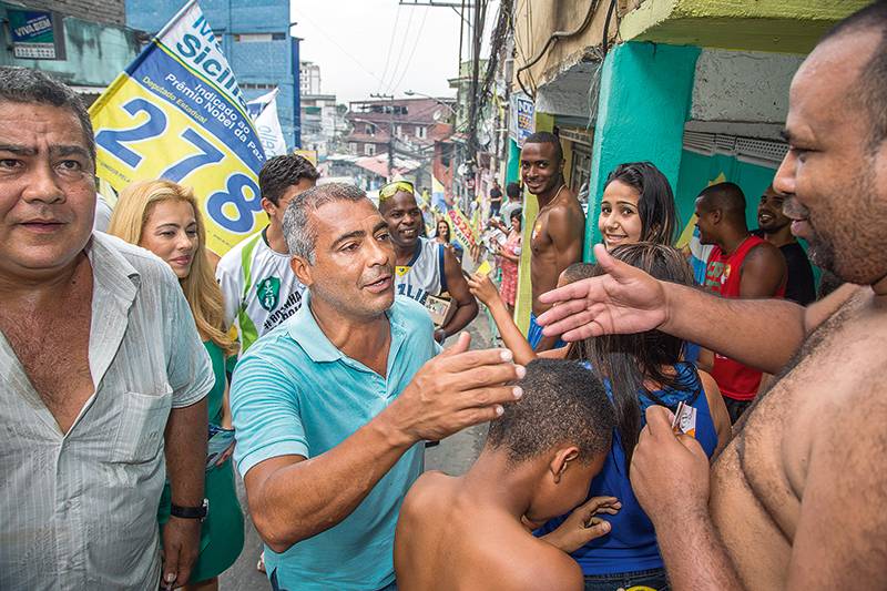 Romário tem 2 carros apreendidos pela Justiça, que busca outros 3 veículos