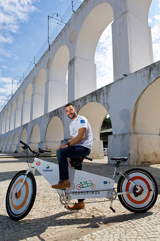 Rafaello Ramundo leva deficientes visuais em passeios de bicicleta