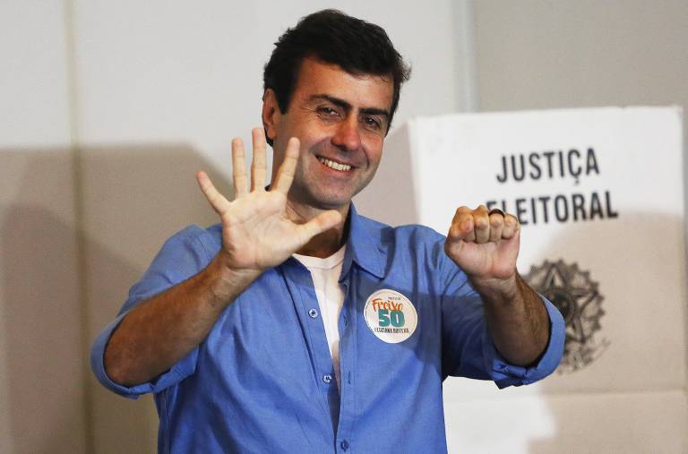Freixo vota no Leblon e aposta em virada nas urnas