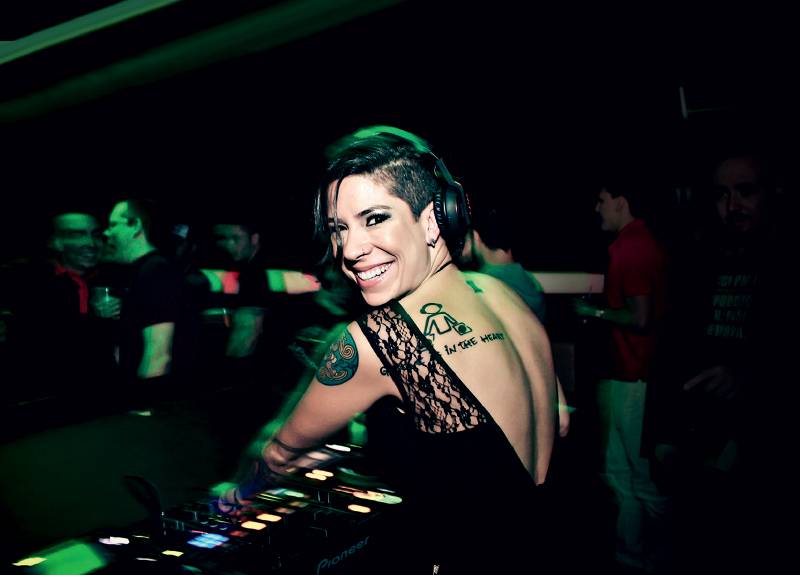 Uma nova geração de jovens que atuam como DJs anima as pistas cariocas