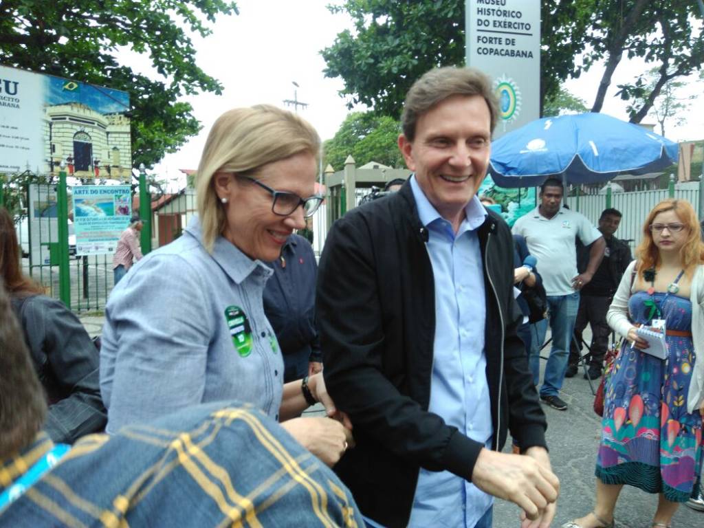 Líder nas pequisas, Marcelo Crivella vota em Copacabana