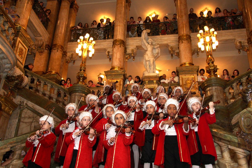 aniversario-do-theatro-municipal-os-pequenos-mozart-1-low-arquivo-tmrj-14-07-2011-credito-vania-laranjeira.jpeg Theatro Municipal - Os Pequenos Mozart