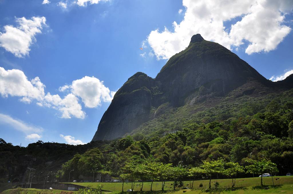 Bombeiros buscam esportista que caiu após saltar da Pedra da Gávea