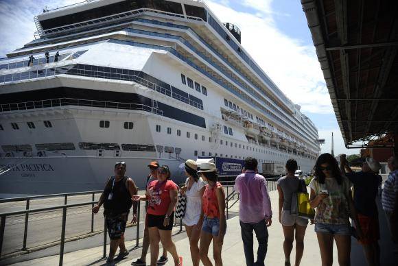 Transatlânticos começam a chegar com turistas para o carnaval