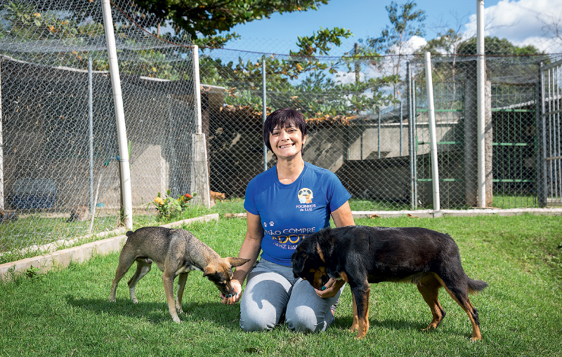Thaisa Calvente criou um projeto que cuida de animais abandonados