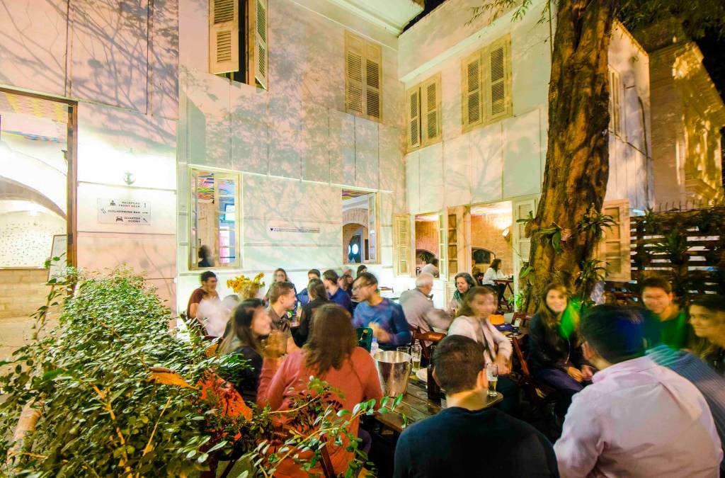 Conheça quatro albergues com bares abertos ao público
