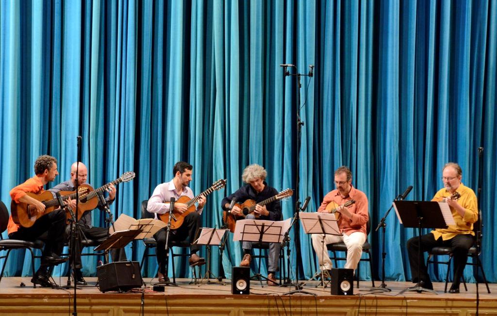 Camerata Dedilhada da UFRJ faz apresentação gratuita no Centro