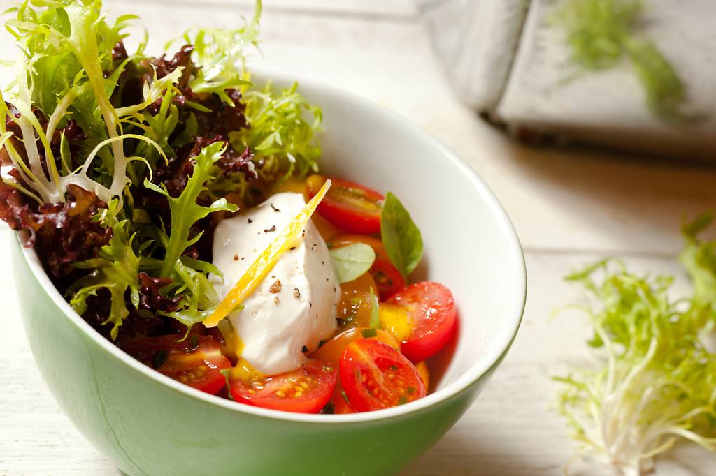 Saladas se tornam opções em bares cariocas