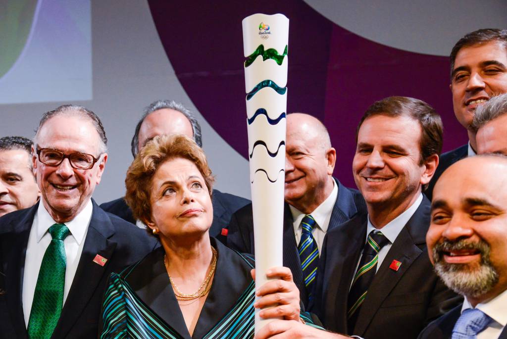Comitê organizador de Rio 2016 lança tocha olímpica
