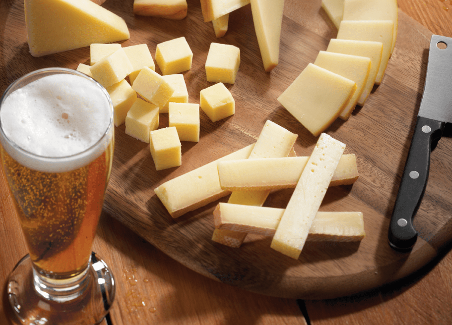 Aprenda como harmonizar queijos e cervejas