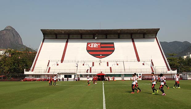 Jogadores do Flamengo treinam na Gávea. Clube está com balanço positivo