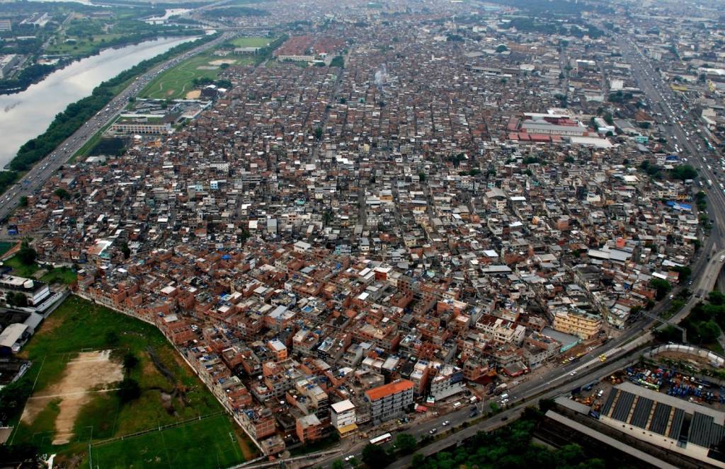 Ondas de calor e inundações são ameaças climáticas em favelas cariocas