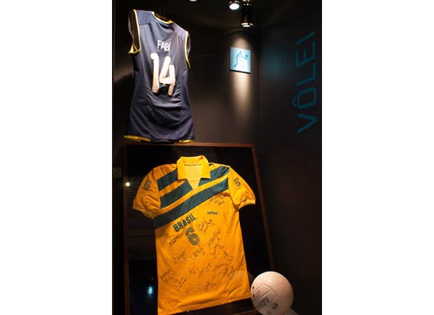 A camisa e a bola usadas pelo levantador Maurício, ouro com seleção de vôlei em Barcelona 1992<br> A camisa e a bola usadas pelo levantador Maurício, ouro com seleção de vôlei em Barcelona 1992<br>
