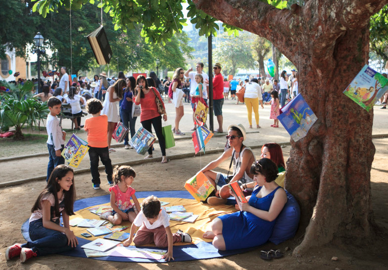 Os dez autores que mais venderam livros durante a FLIP 2022