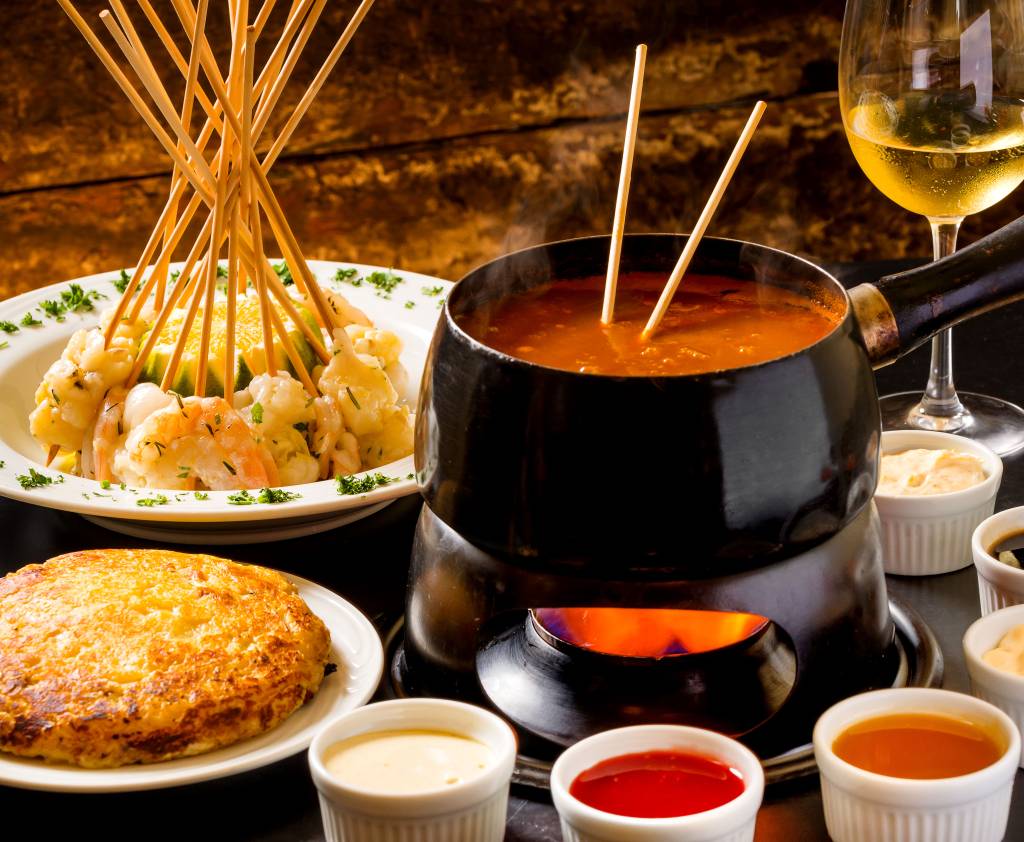 Fondue de camarão e lagosta no bisque de camarão