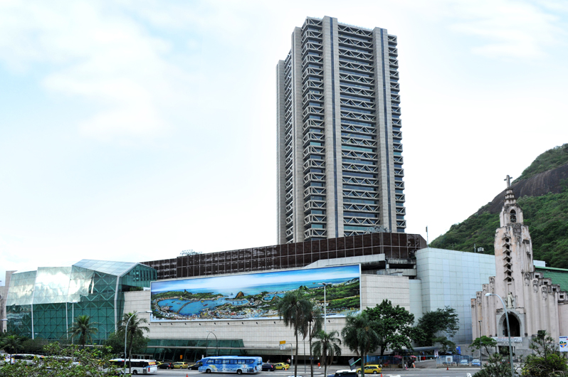 Assalto em Botafogo termina com homem morto na garagem do Rio Sul