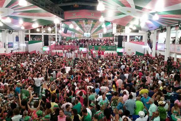Sem desfiles, blocos e escolas promovem eventos fechados em ritmo de Carnaval