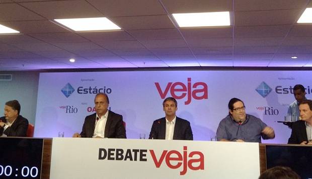Pezão e Garotinho trocam provocações e dominam debate