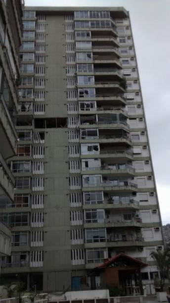 Os destro&ccedil;os da explos&atilde;o em um pr&eacute;dio em S&atilde;o Conrado, na manh&atilde; de segunda (18)