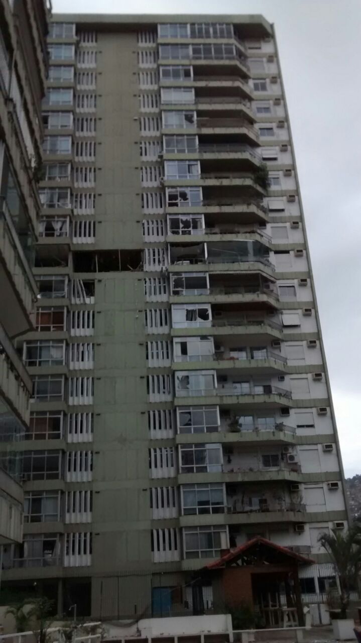 Os destro&ccedil;os da explos&atilde;o em um pr&eacute;dio em S&atilde;o Conrado, na manh&atilde; de segunda (18)