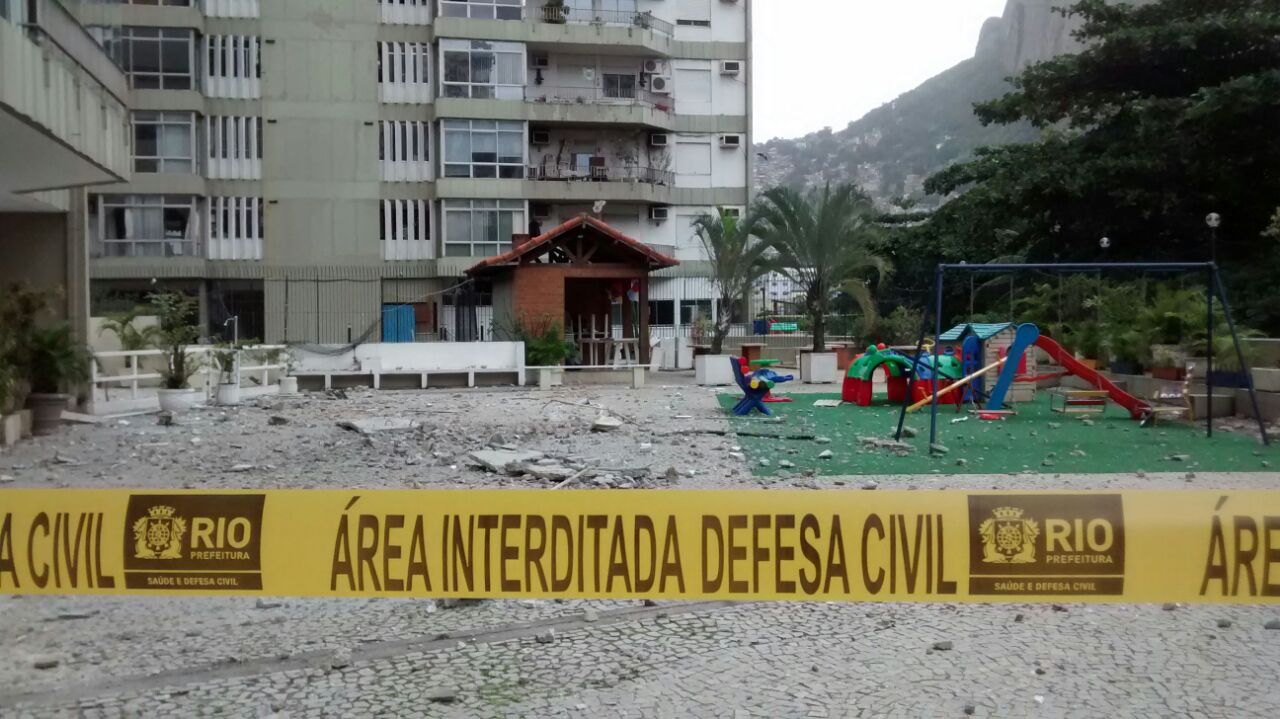 Os destro&ccedil;os da explos&atilde;o em um pr&eacute;dio em S&atilde;o Conrado, na manh&atilde; de segunda (18)