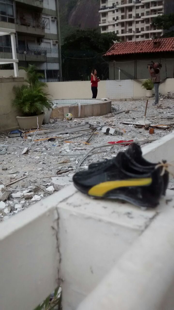 Os destro&ccedil;os da explos&atilde;o em um pr&eacute;dio em S&atilde;o Conrado, na manh&atilde; de segunda (18)