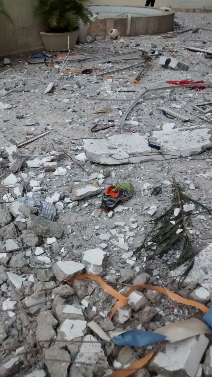 Os destro&ccedil;os da explos&atilde;o em um pr&eacute;dio em S&atilde;o Conrado, na manh&atilde; de segunda (18)