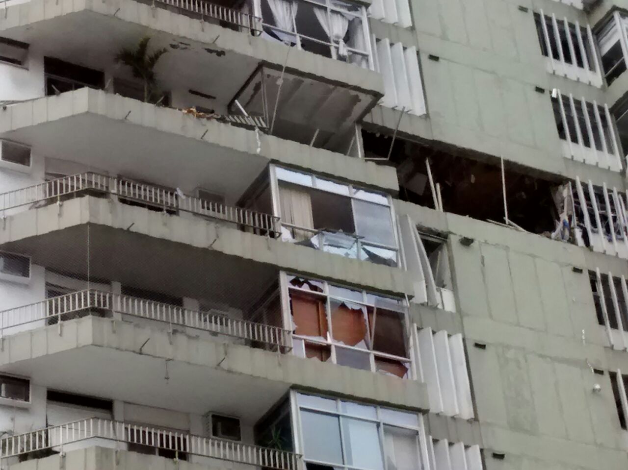 Os destro&ccedil;os da explos&atilde;o em um pr&eacute;dio em S&atilde;o Conrado, na manh&atilde; de segunda (18)