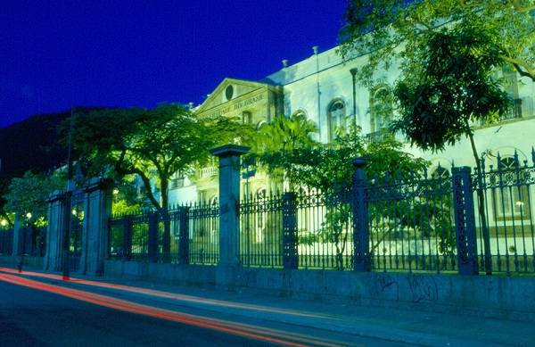 Unidades da UFRJ paralisam atividades por falta de dinheiro