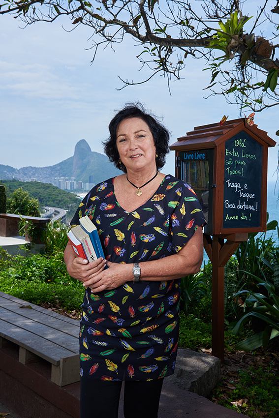 Andrea Lima Duarte adotou o Mirante do Joá e criou uma minibiblioteca