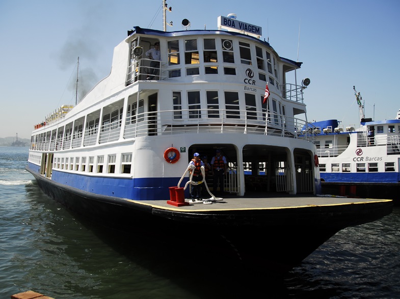 Concessionária inspeciona barca que se chocou contra píer na Ilha