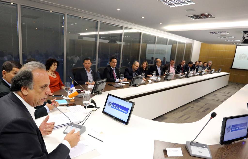 Pezão garante que obras do Comperj recomeçam em até 30 dias