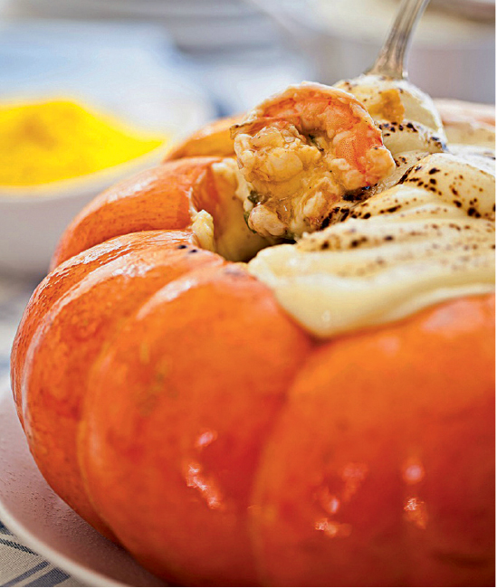 Aprenda a fazer o camarão na moranga do Aconchego Carioca