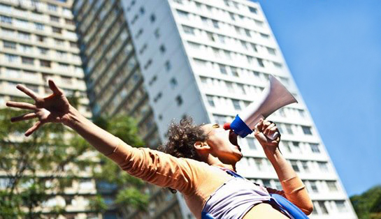 Palhaceata ocupa a orla do Arpoador neste domingo (29)