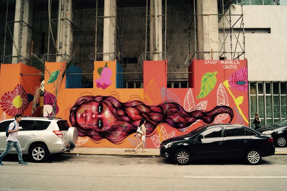 Mural de Panmela Castro ocupa uma &aacute;rea de 300 metros quadrados na fachada da Caixa Cultural