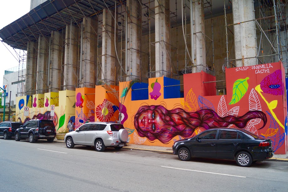 Mural de Panmela Castro ocupa uma área de 300 metros quadrados na fachada da Caixa Cultural