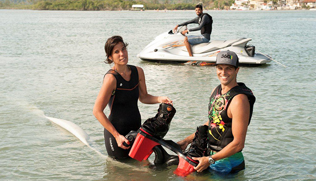 Consiste em um colete se segurança e uma prancha semelhante a do wakeboard<br> Consiste em um colete se segurança e uma prancha semelhante a do wakeboard<br>
