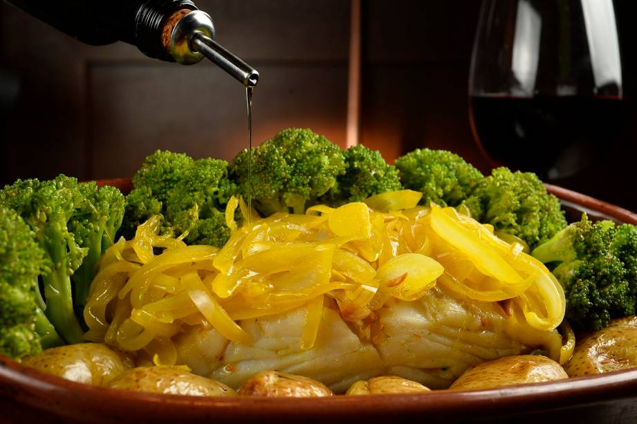 Bacalhau à lagareiro: opção do menu do Adegão Português Bacalhau à lagareiro: opção do menu do Adegão Português