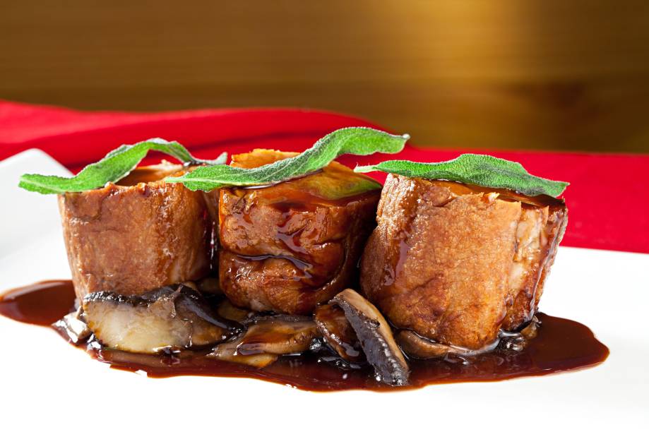 Lombo de porco com cogumelos e tomates: prato principal do Alacena Lombo de porco com cogumelos e tomates: prato principal do Alacena