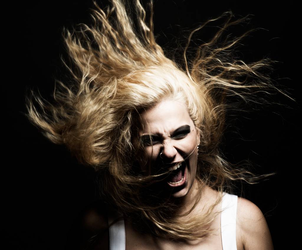 Alice Caymmi ataca como DJ em evento em Botafogo