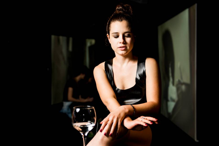 Julia Bernat diante dos vídeos exibidos na sala: experiência radical Julia Bernat diante dos vídeos exibidos na sala: experiência radical